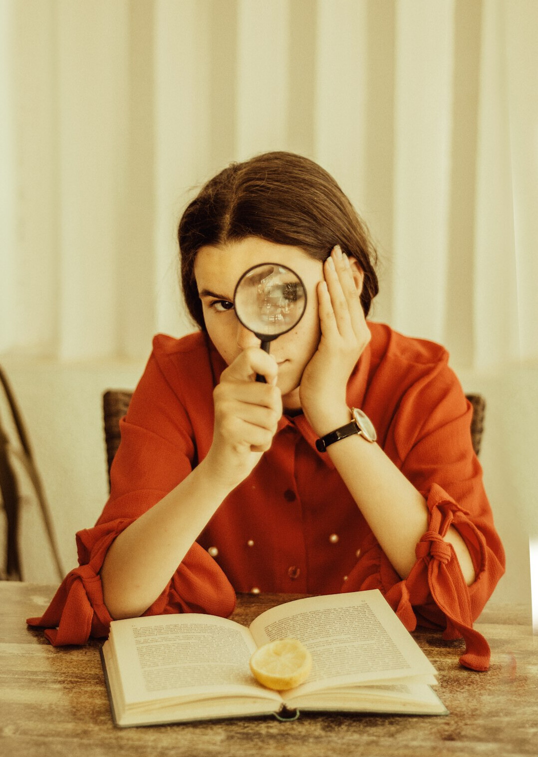 detective with magnifying glass